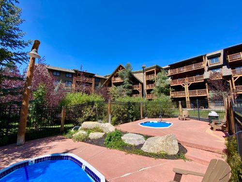 un patio con piscina y un edificio en Tenderfoot Lodge 2620 by SummitCove Lodging, en Keystone