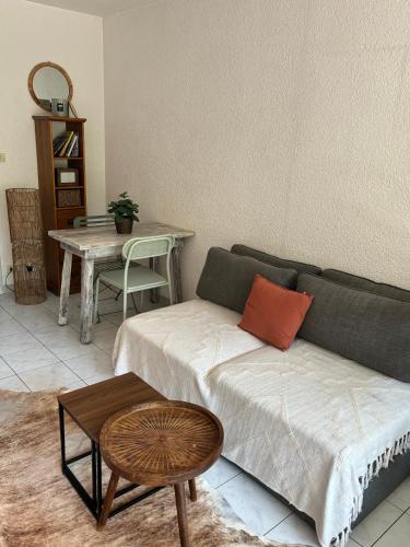 un salon avec un canapé et une table dans l'établissement T2 40m2 Rez-de-Jardin, bord de mer, Cavalaire-sur-Mer, à Cavalaire-sur-Mer