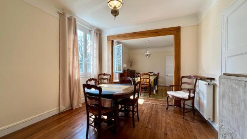 une cuisine et une salle à manger avec une table et des chaises dans l'établissement Maison familiale au cœur du Marquenterre, à Saint-Quentin-en-Tourmont