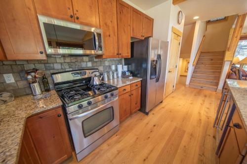 Η κουζίνα ή μικρή κουζίνα στο Settlers Creek 6511 by SummitCove Lodging