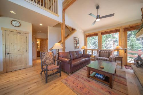 Χώρος καθιστικού στο Settlers Creek 6511 by SummitCove Lodging