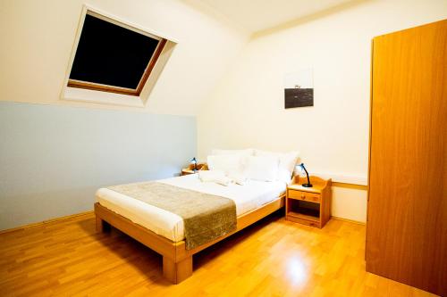 Ένα ή περισσότερα κρεβάτια σε δωμάτιο στο Strandi Apartmanok- Levente