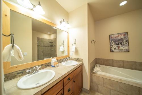 Ένα μπάνιο στο Settlers Creek 6511 by SummitCove Lodging