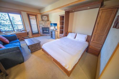 Χώρος καθιστικού στο Slopeside 2773A by SummitCove Lodging