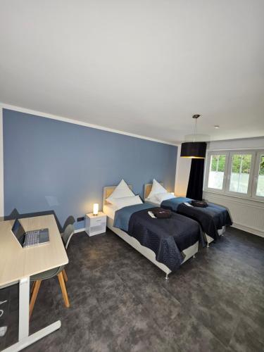 Ένα ή περισσότερα κρεβάτια σε δωμάτιο στο Modern Homes - Voll ausgestatte Wohnung - Balkon - Hotelbetten - 4K TV - WLAN