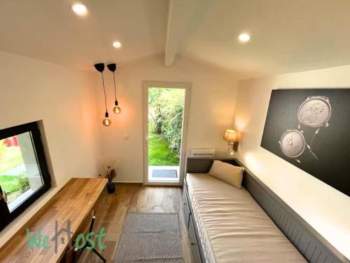 un salon avec un canapé et une télévision dans l'établissement Kokomo - LB - PB - Beautiful Villa with Pool Parking St Jean de Luz, à Saint-Jean-de-Luz