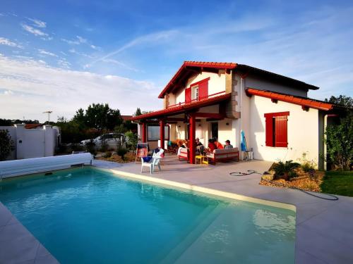 une villa avec piscine devant une maison dans l'établissement Kokomo - LB - PB - Beautiful Villa with Pool Parking St Jean de Luz, à Saint-Jean-de-Luz