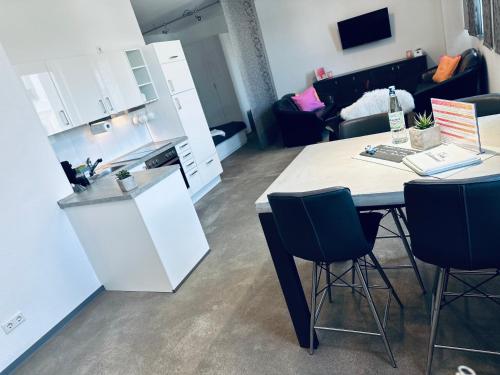 a kitchen with a table and chairs in a room at Stylish & central #LoftWerk 2 in Velbert