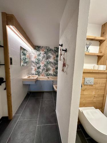 une salle de bain avec un lavabo et des toilettes dans l'établissement Le Vénérable, 4 étoiles, vue imprenable au coeur des Vosges, à Ventron