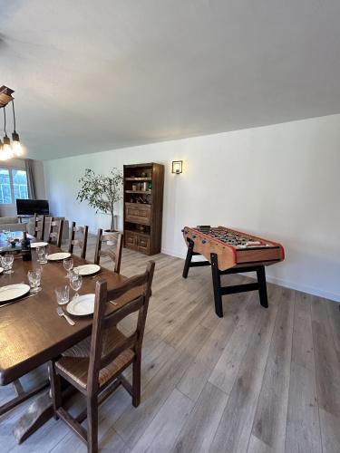 - une salle à manger avec une table de billard et des chaises dans l'établissement KER IZEL - Grande maison au calme avec spa, au Conquet