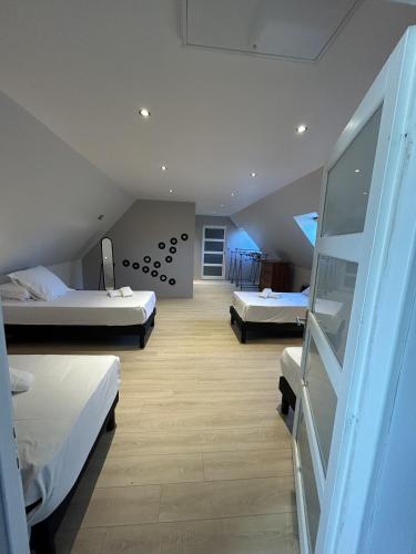 une grande chambre avec deux lits et une chambre avec dans l'établissement KER IZEL - Grande maison au calme avec spa, au Conquet