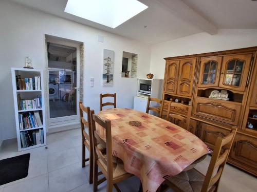 une salle à manger avec une table et des chaises en bois dans l'établissement Villa patio à 200 m de la plage à Capbreton, à Capbreton