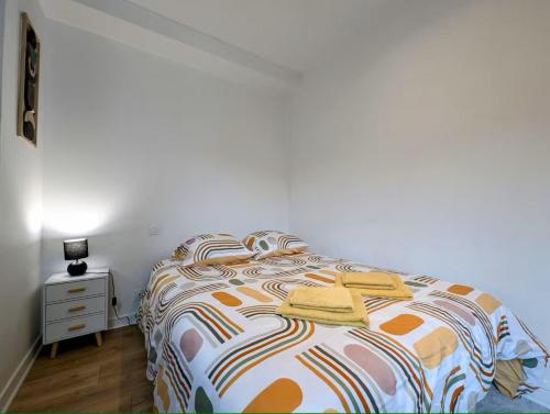 une chambre avec un lit avec des serviettes dessus dans l'établissement Cathédrhalte - Le coeur historique, à Saint-Brieuc