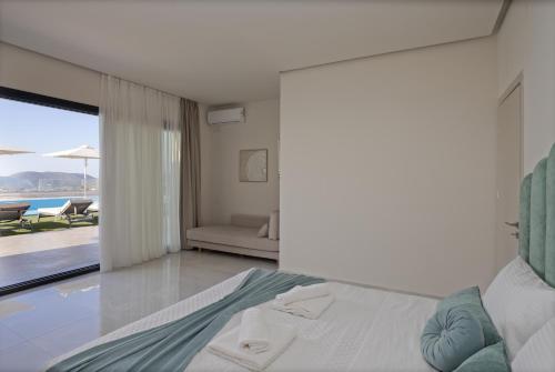 Кровать или кровати в номере Elira Luxury Villa - With Private Pool