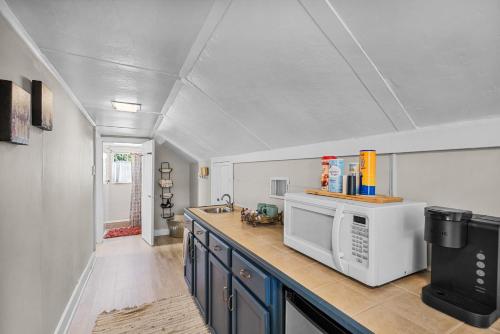eine Küche mit einer Arbeitsplatte und einer Mikrowelle in der Unterkunft Drackett House by Whiskey Properties in Bay Saint Louis