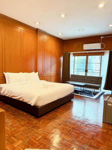 a bedroom with a bed and a bench in it at Stay On Sukhumvit 11 BTS Nana Pro in Bangkok