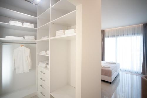 Кровать или кровати в номере Elira Luxury Villa - With Private Pool