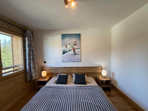 une chambre avec un lit et un tableau au mur dans l'établissement Les Saisies : Appart. 6 pers, 2 ch, 2 sdb, parking, wifi - FR-1-293-385, à Hauteluce