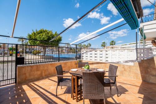 a patio with a table and chairs on a balcony at Casa Calma in Santa Pola