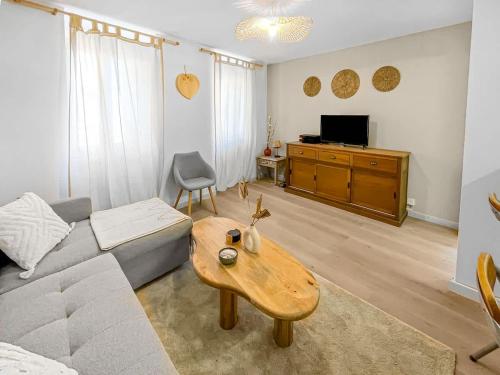 un salon avec un canapé et une table basse dans l'établissement Le Balcon de Carcassonne, à Carcassonne