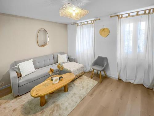 un salon avec un canapé et une table dans l'établissement Le Balcon de Carcassonne, à Carcassonne