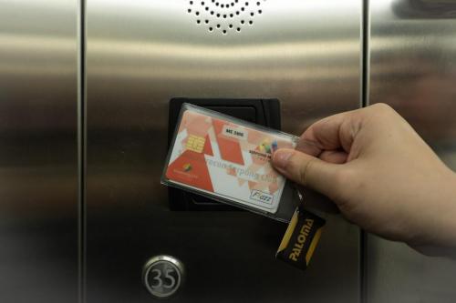 a person inserting a credit card into an airport machine at Luxury home in Cibasalen