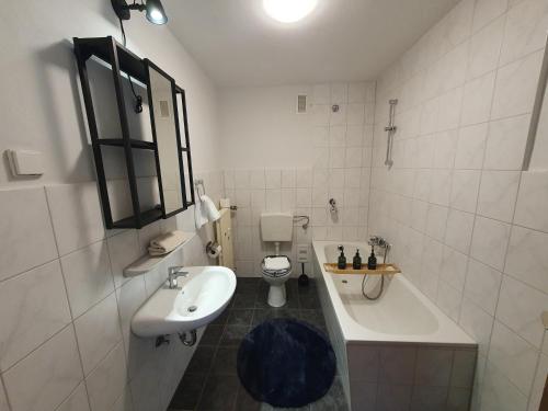 デュースブルクにあるDuisburg Zentral 2の洗面台、トイレ、浴槽を備えたバスルーム