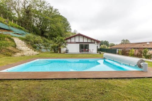 une piscine dans la cour d'une maison dans l'établissement LEGARREKO BIDEA Beautiful house with a pool between land and sea, à Larressore