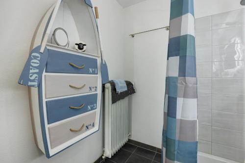 a bathroom with a surfboard next to a dresser at Lake House Boutique Ferienwohnung in Allensbach