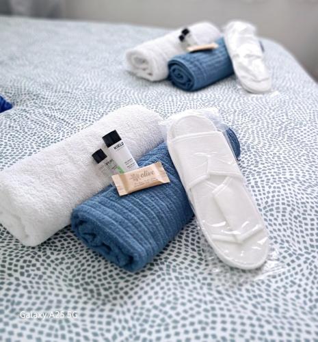 - une pile de serviettes et de serviettes sur un lit dans l'établissement Appartement au calme aperçu mer et collines 2 personnes, à Cannes