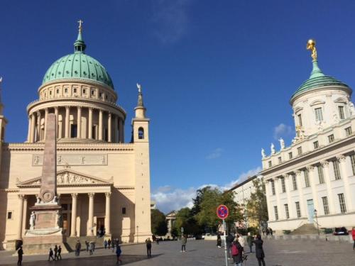 a large building with a domed building with a monument in front at Ferienwohnung mit Sauna in Potsdam