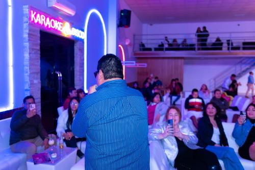 a man standing in front of a crowd of people at Macacona Hacienda Hotel in Ica