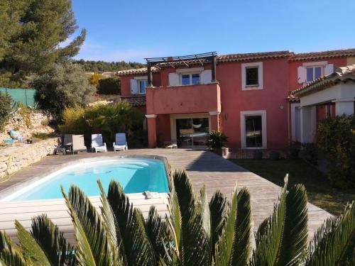 une villa avec piscine devant une maison dans l'établissement Villa familiale piscine Bandol, à Bandol