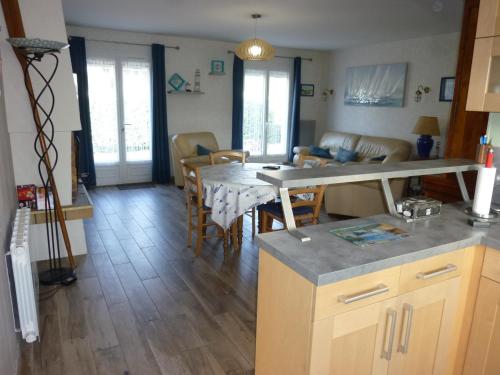 une cuisine et un salon avec une table et des chaises dans l'établissement Maison port bourgenay plage et port à pied, à Talmont-Saint-Hilaire