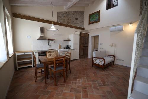 een keuken en eetkamer met een tafel en stoelen bij Bouganville Dimore in Desenzano del Garda
