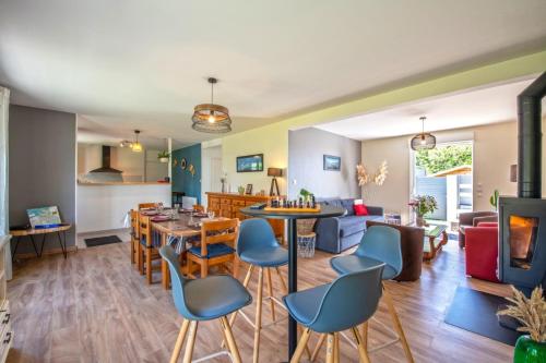 une cuisine et un salon avec une table et des chaises dans l'établissement Maison spacieuse avec spa , sauna au pays des Abers ,10 min des plages Bretagne, à Lannilis
