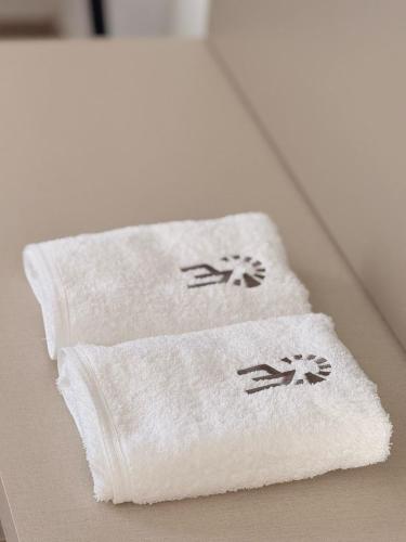 zwei weiße Handtücher sitzen auf dem Boden in einem Badezimmer in der Unterkunft Los Molinos, confort, estilo y privacidad en Barrio Estación in Villa Mercedes