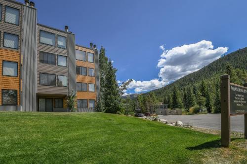 un bâtiment avec un panneau devant une pelouse dans l'établissement Mall 1421 by SummitCove Lodging, à Keystone