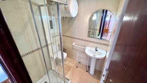 Ένα μπάνιο στο Apartamentos Bismar VYB