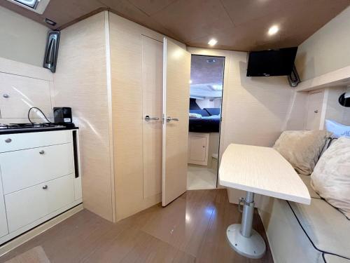 Cette petite chambre comprend un lit et un bureau. dans l'établissement Cannes bateau port centre, à Cannes