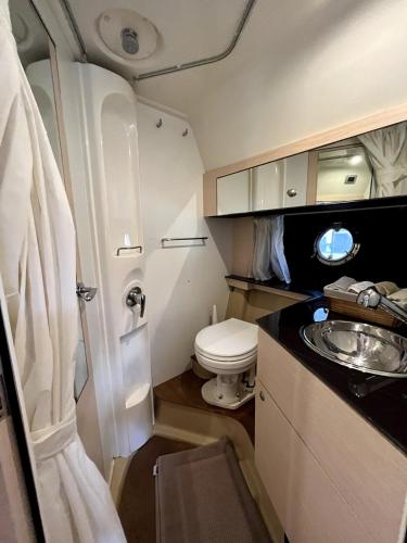 une petite salle de bain avec toilettes et lavabo dans l'établissement Cannes bateau port centre, à Cannes