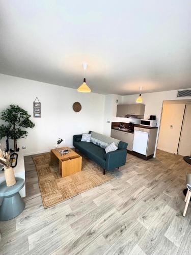 un salon avec un canapé et une table dans l'établissement Oh Activ Salon-de-Provence, à Salon-de-Provence