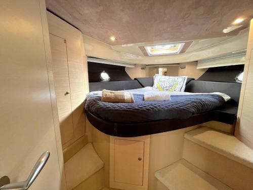 - un petit lit au milieu d'une caravane dans l'établissement Cannes bateau port centre, à Cannes