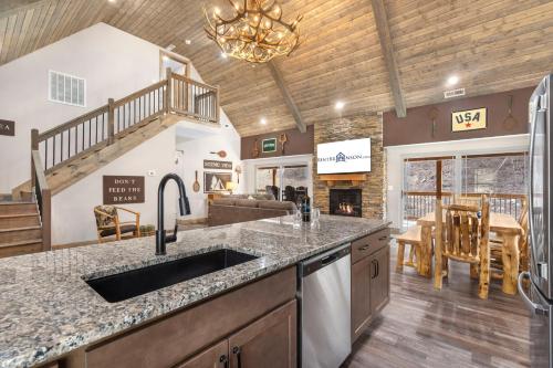 Kuchyň nebo kuchyňský kout v ubytování Cozy Cabin w Water View-Community Indoor Pool-Connect4-Bunk Room-Free Attraction Tickets