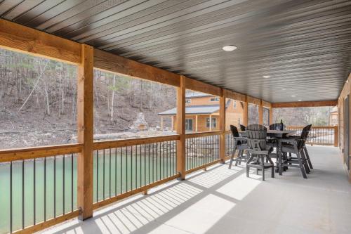 Balkón nebo terasa v ubytování Cozy Cabin w Water View-Community Indoor Pool-Connect4-Bunk Room-Free Attraction Tickets
