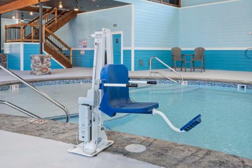 Bazén v ubytování Cozy Cabin w Water View-Community Indoor Pool-Connect4-Bunk Room-Free Attraction Tickets nebo v jeho okolí