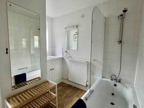 ein Badezimmer mit Dusche, Badewanne und Waschbecken in der Unterkunft Hope Cottage - Charming 3 bedroom house, Southwold in Southwold