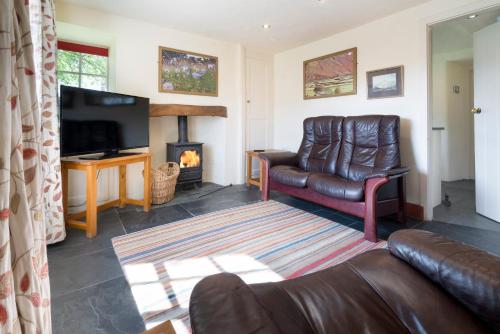 TV a/nebo společenská místnost v ubytování Fold Cottage, Outgate near Ambleside