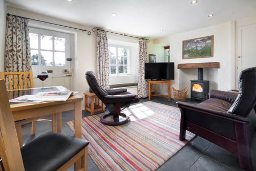 TV a/nebo společenská místnost v ubytování Fold Cottage, Outgate near Ambleside