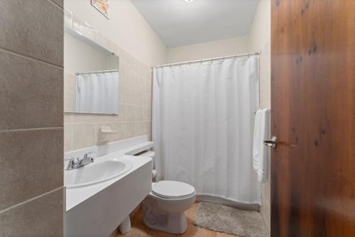 Ванная комната в Angelica Beachfront Paradise